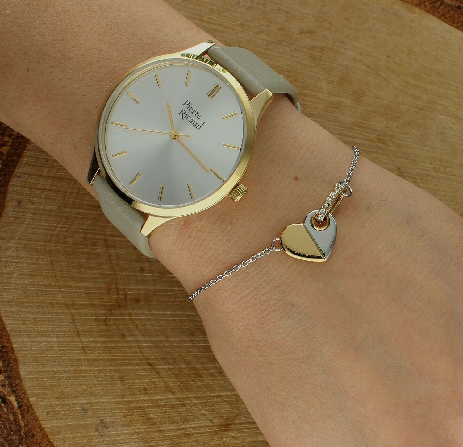 Zegarek damski  na szarym pasku skórzanym P22045.1G13Q.webp