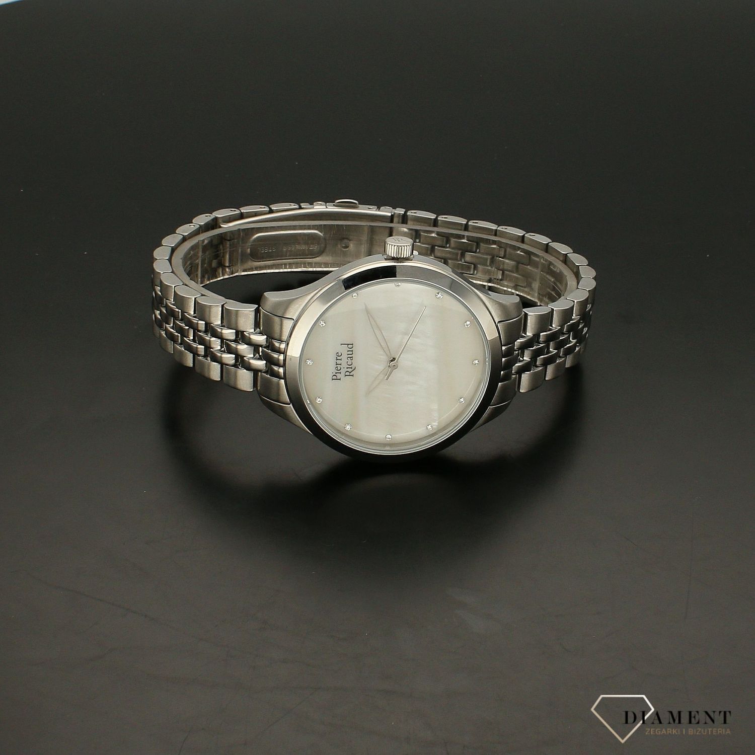 Zegarek damski Pierre Ricaud P22063.514FQ wyposażony jest w kwarcowy mechanizm, zasilany za pomocą baterii. Posiada bardzo wysoką dokładność mierzenia czasu.webp