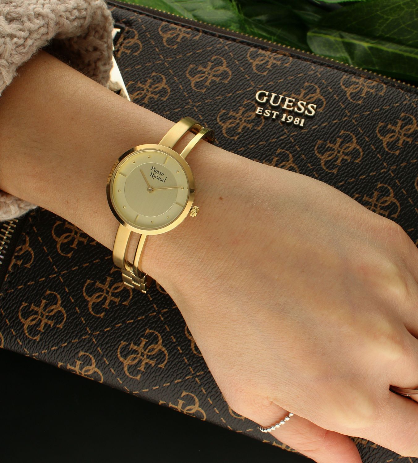Zegarek damski na bransolecie biżuteryjny złoty Pierre Ricaud P22124.1191Q. Zegarek na sztywnej bransoletce . Złoty zegarek na prezent. Zegarek ozdobny. Tani zegarek..jpg