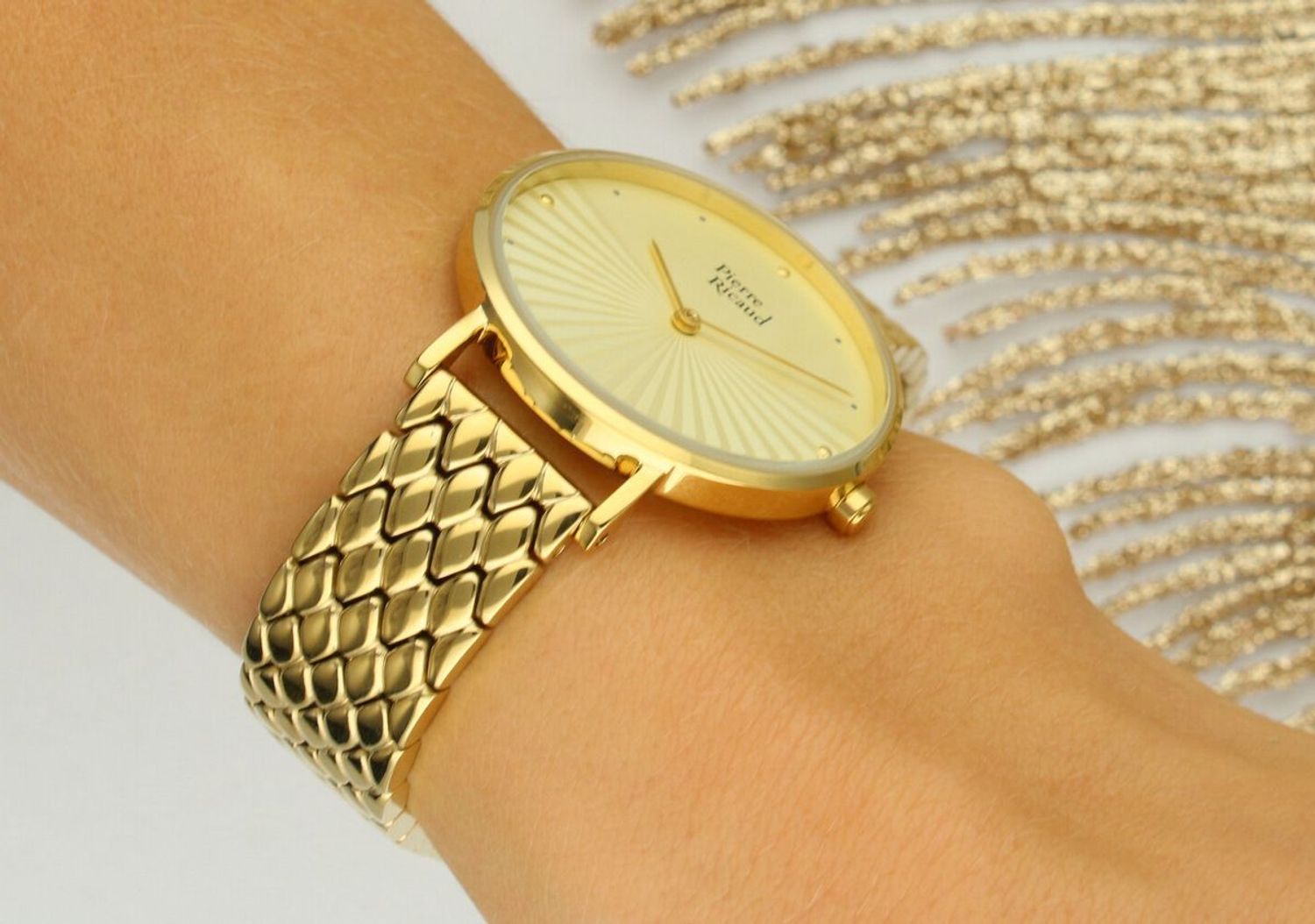 Damski zegarek Pierre Ricaud P22166.1141Q z owalną złotą kopertą PVD, dekoracyjną bransoletą, tarczą z szlifem słonecznym i cyrkoniami. Mechanizm Seiko Epson VJ20, szkło 1.jpg