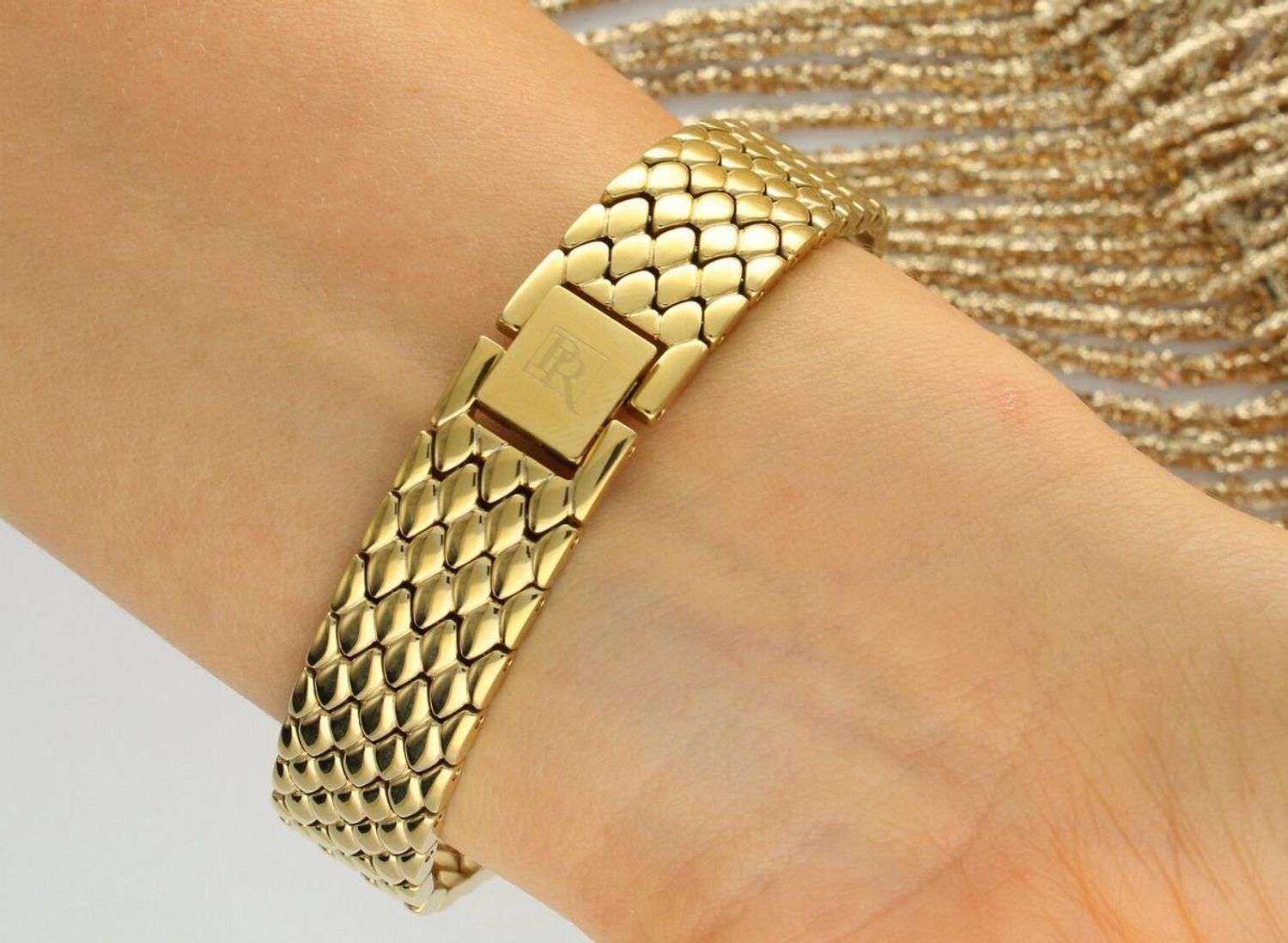 Damski zegarek Pierre Ricaud P22166.1141Q z owalną złotą kopertą PVD, dekoracyjną bransoletą, tarczą z szlifem słonecznym i cyrkoniami. Mechanizm Seiko Epson VJ20, szkło 1.jpg