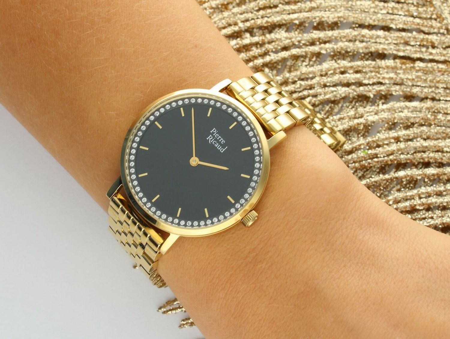 Damski zegarek Pierre Ricaud P22171.1114QZ Classic z czarną tarczą ozdobioną cyrkoniami, złotą kopertą PVD i stalową bransoletą. Mechanizm kwarcowy, szkło mineralne i elegancki design.1.jpg