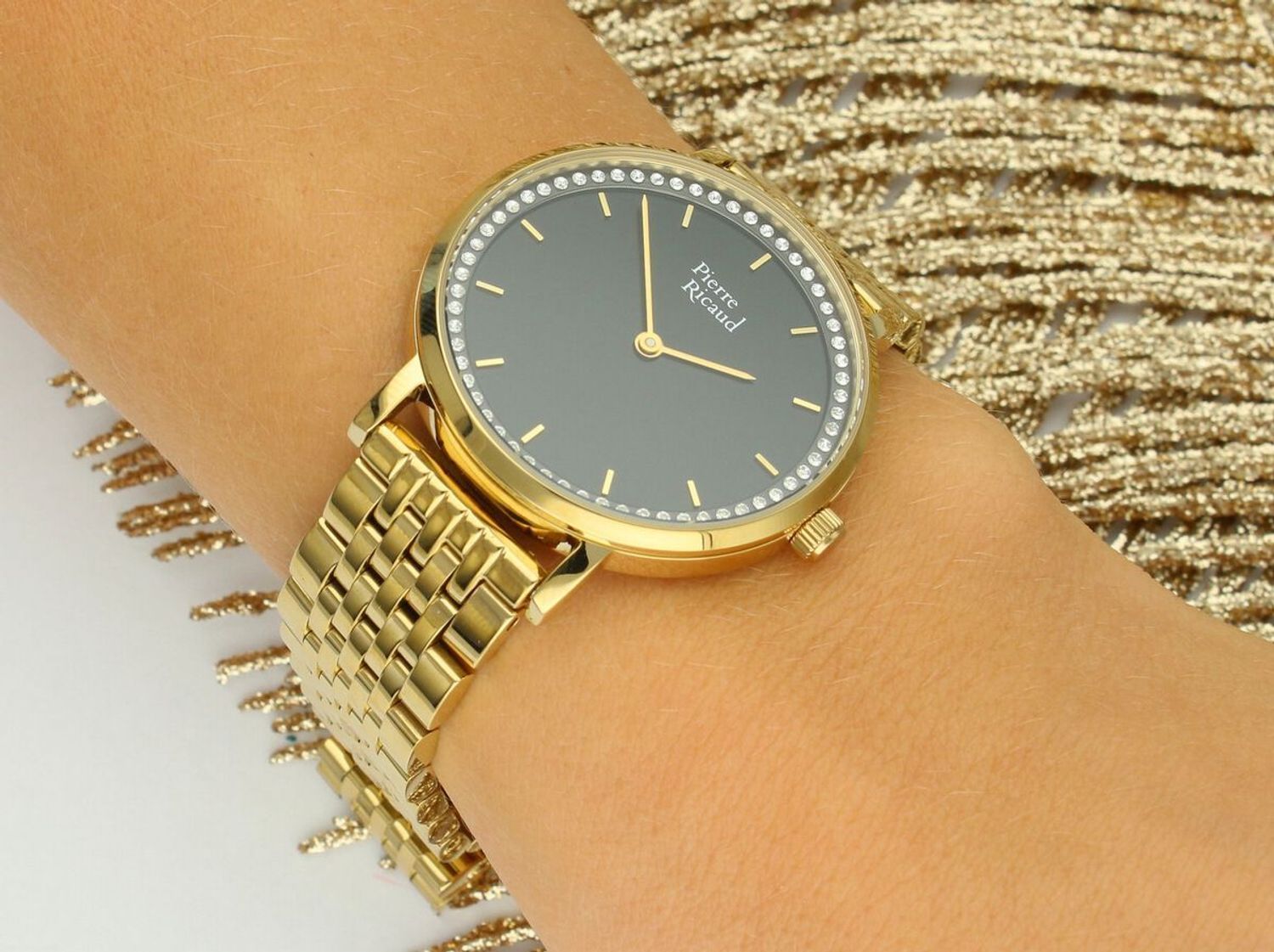 Damski zegarek Pierre Ricaud P22171.1114QZ Classic z czarną tarczą ozdobioną cyrkoniami, złotą kopertą PVD i stalową bransoletą. Mechanizm kwarcowy, szkło mineralne i elegancki design.1.jpg