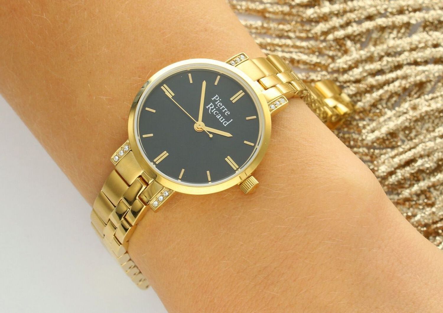 Damski zegarek Pierre Ricaud P23019.1114QZ Classic z czarną tarczą, złotą kopertą i cyrkoniami. Mechanizm kwarcowy, szkło mineralne i wodoszczelność 5 ATM. Elegancja i precyzja w jednym.1.jpg