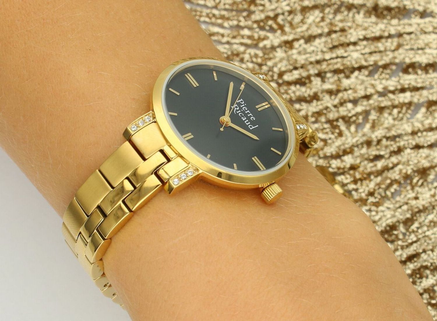 Damski zegarek Pierre Ricaud P23019.1114QZ Classic z czarną tarczą, złotą kopertą i cyrkoniami. Mechanizm kwarcowy, szkło mineralne i wodoszczelność 5 ATM. Elegancja i precyzja w jednym.1.jpg