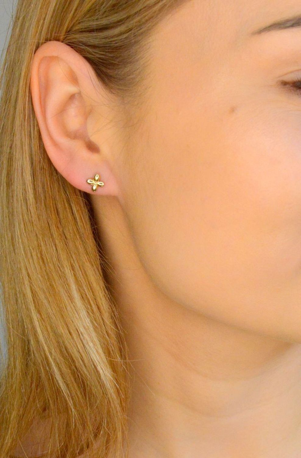 Złote kolczyki damskie 585 kwiatki na sztyft P29C-2512. Złote kolczyki damskie. Kolczyki złote wkrętki. Kolczyki delikatne złote wkrętki. Kolczyki złote kwiatki. Złote kolczyki wkrętki dla dziewczynki. Kolczyki złote na sztyft.jpg