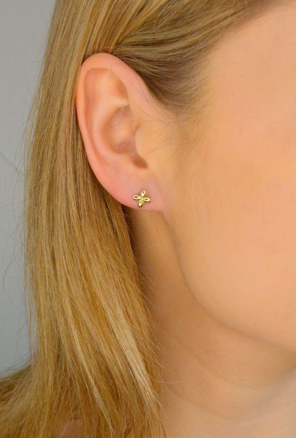 Złote kolczyki damskie 585 kwiatki na sztyft P29C-2512. Złote kolczyki damskie. Kolczyki złote wkrętki. Kolczyki delikatne złote wkrętki. Kolczyki złote kwiatki. Złote kolczyki wkrętki dla dziewczynki. Kolczyki złote na sztyft.jpg