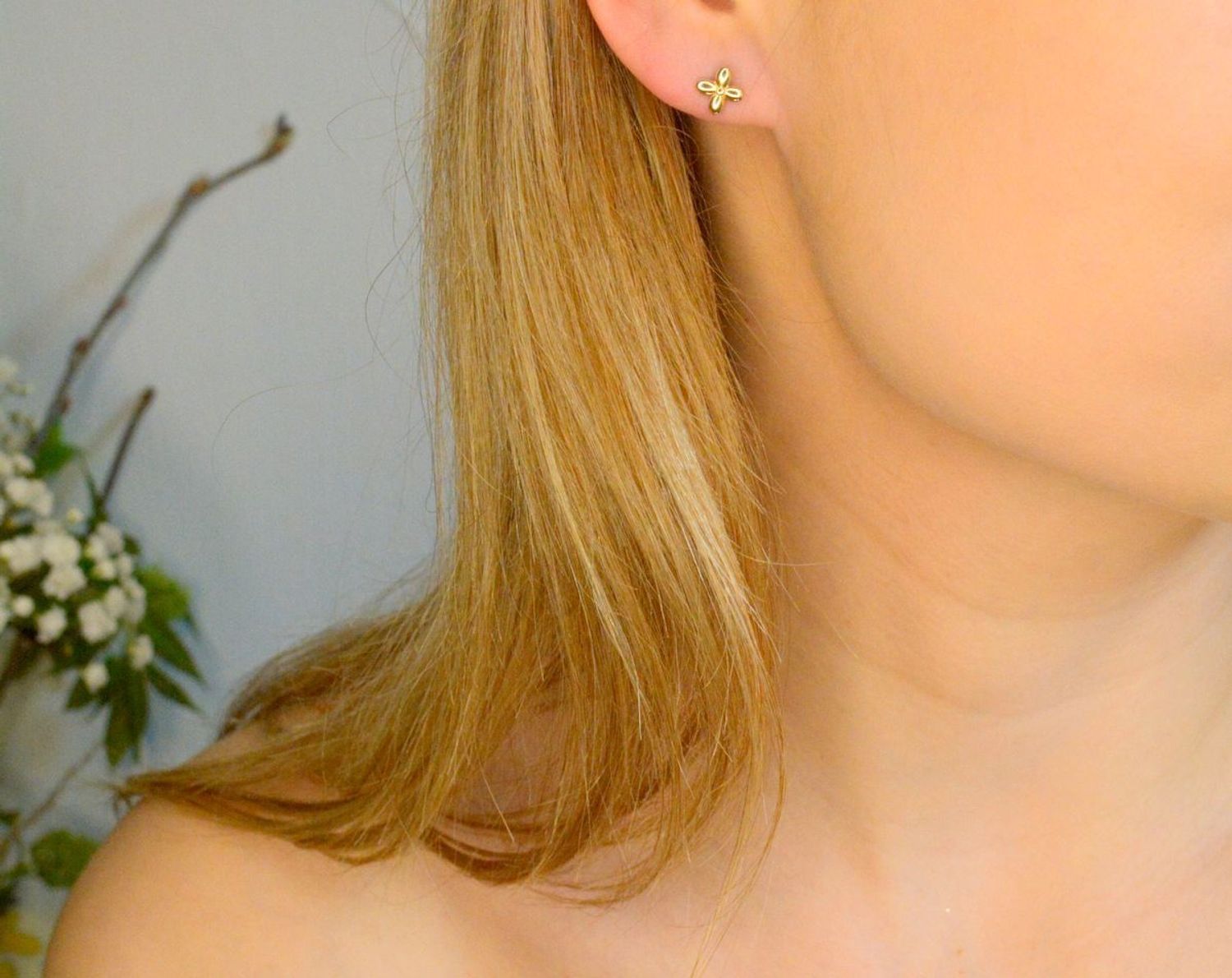 Złote kolczyki damskie 585 kwiatki na sztyft P29C-2512. Złote kolczyki damskie. Kolczyki złote wkrętki. Kolczyki delikatne złote wkrętki. Kolczyki złote kwiatki. Złote kolczyki wkrętki dla dziewczynki. Kolczyki złote na sztyft.jpg