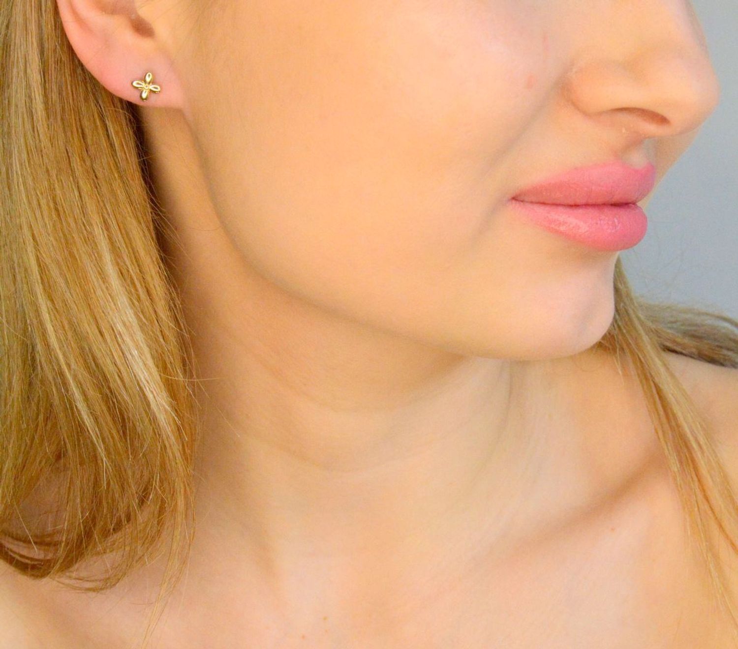 Złote kolczyki damskie 585 kwiatki na sztyft P29C-2512. Złote kolczyki damskie. Kolczyki złote wkrętki. Kolczyki delikatne złote wkrętki. Kolczyki złote kwiatki. Złote kolczyki wkrętki dla dziewczynki. Kolczyki złote na sztyft.jpg