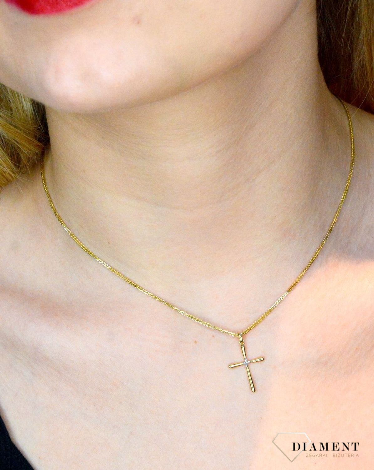 Zawieszka złota krzyżyk z diamentami 585 P34336 Y 0660083048. Zawieszka złota z diamenty. Krzyż z diamentem, Krzyżyk na co dzień. Krzyż na prezent. Prezent na różne okazje jak chrzest, bierzmowanie czy pierwsza komunia..jpg