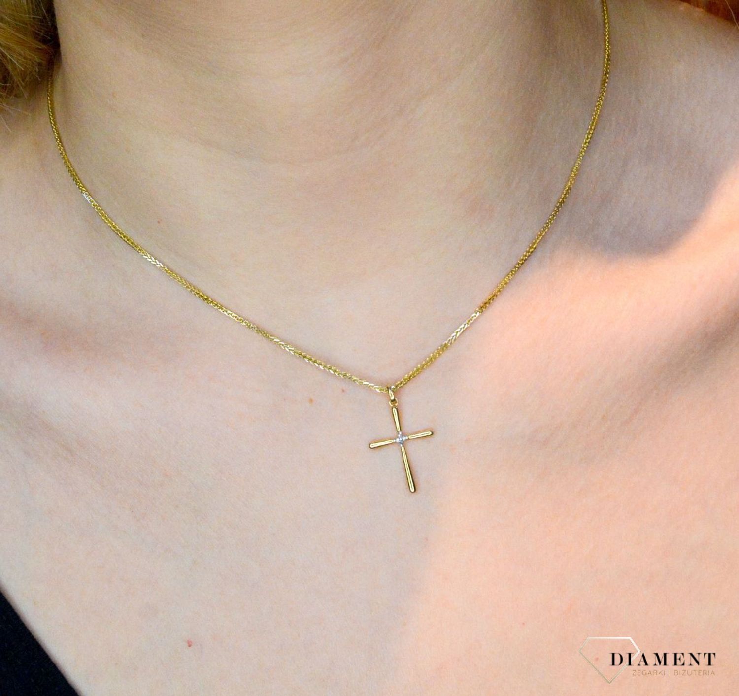 Zawieszka złota krzyżyk z diamentami 585 P34336 Y 0660083048. Zawieszka złota z diamenty. Krzyż z diamentem, Krzyżyk na co dzień. Krzyż na prezent. Prezent na różne okazje jak chrzest, bierzmowanie czy pierwsza komunia..jpg