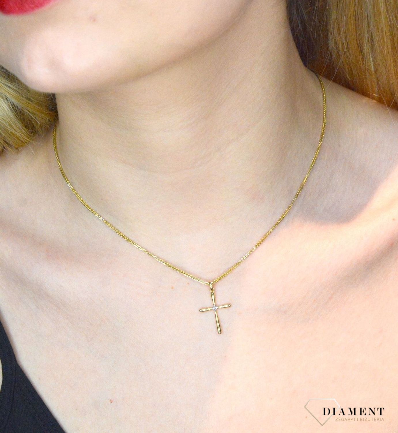 Zawieszka złota krzyżyk z diamentami 585 P34336 Y 0660083048. Zawieszka złota z diamenty. Krzyż z diamentem, Krzyżyk na co dzień. Krzyż na prezent. Prezent na różne okazje jak chrzest, bierzmowanie czy pierwsza komunia..jpg