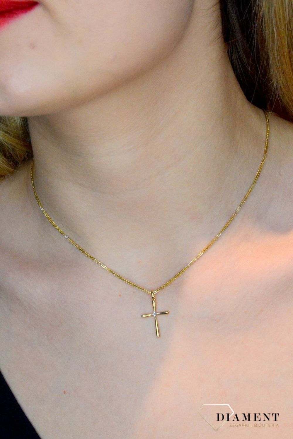 Zawieszka złota krzyżyk z diamentami 585 P34336 Y 0660083048. Zawieszka złota z diamenty. Krzyż z diamentem, Krzyżyk na co dzień. Krzyż na prezent. Prezent na różne okazje jak chrzest, bierzmowanie czy pierwsza komunia..jpg