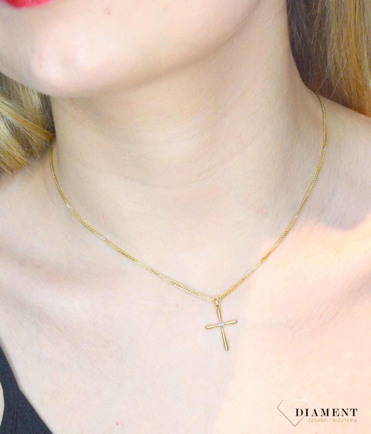 Zawieszka złota krzyżyk z diamentami 585 P34336 Y 0660083048. Zawieszka złota z diamenty. Krzyż z diamentem, Krzyżyk na co dzień. Krzyż na prezent. Prezent na różne okazje jak chrzest, bierzmowanie czy pierwsza komunia..jpg