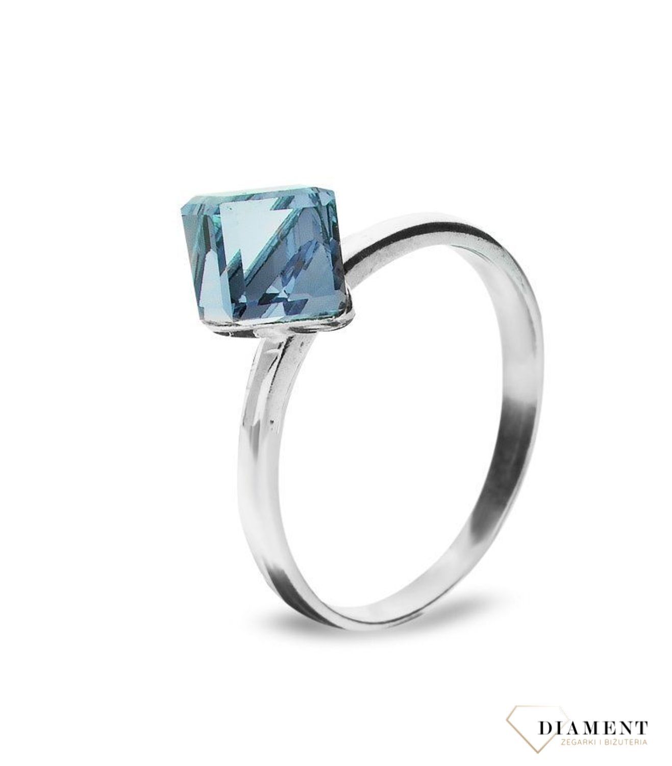 Pierścionek srebrny niebieska kostka Swarovskiego.jpg