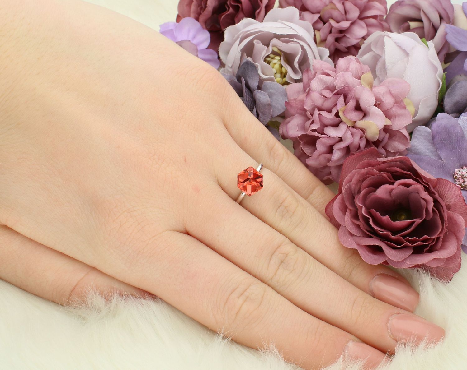 Pierścionek Swarovski Elements P48416PA Srebrny pierścionek wykonany z najwyższej jakości srebra o prostej formie. Srebrny pierścionek wykonany z próby 925 będzie idealnym prezentem dla ukochanej kobiety. 1.jpg