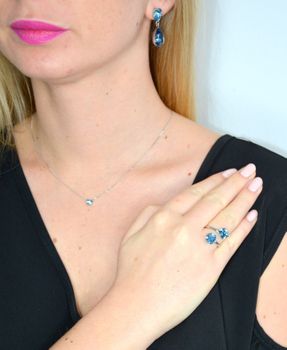 Pierścionek srebrny niebieskie kostki Swarovskiego P48416PAQ. Pierścionki srebrne 'Bogata kobieta' prezent dla mamy. Pierścionki z niebieskim oczkiem. pierścionki dla mamy (2).JPG