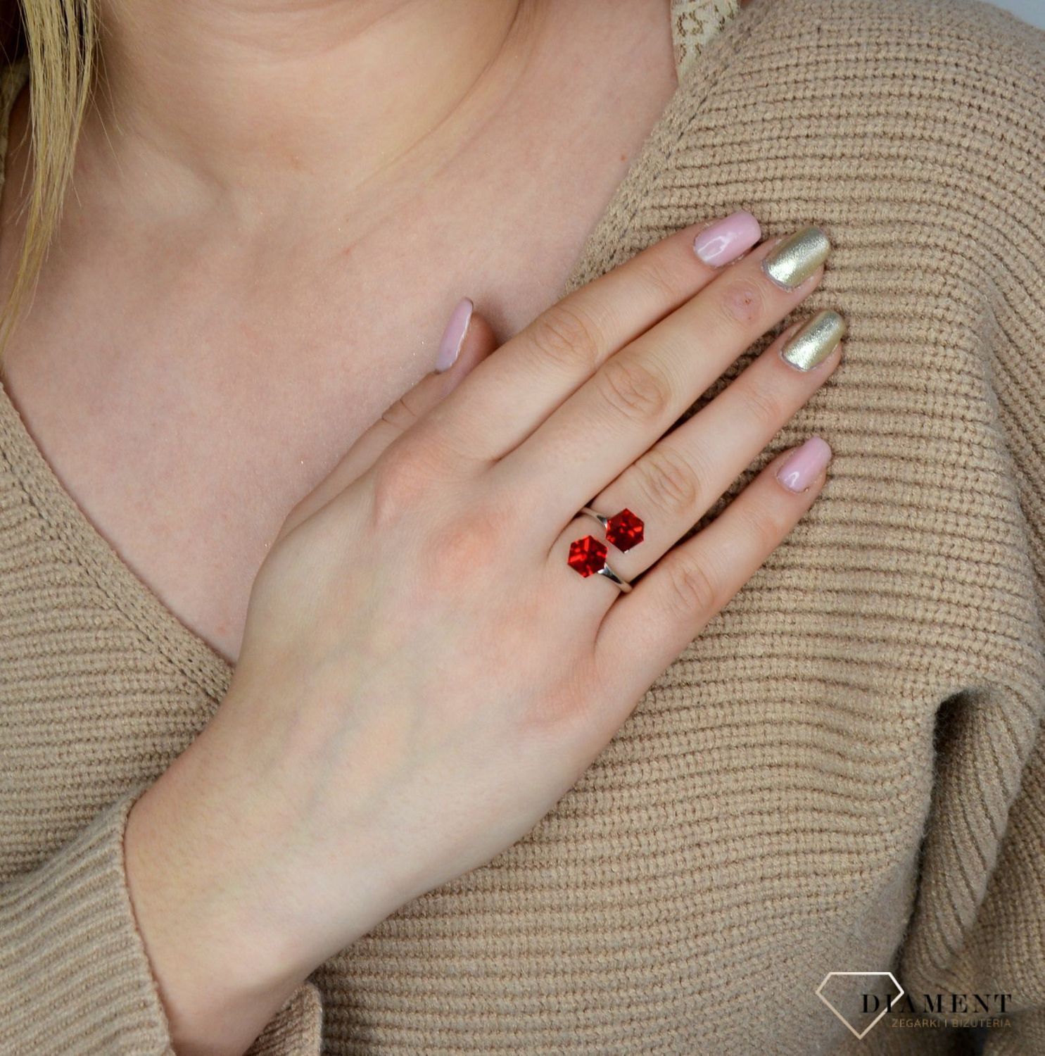 Pierścionek z czerwonym kamieniem Swarovskiego P48416PSI. Naszyjnik srebrny 'Bogata kobieta' prezent dla mamy. Naszyjnik z zielonym kryształem. Srebrne Naszyjniki Damskie w Sklepie z Biżuterią zegarki-diament.pl..jpg