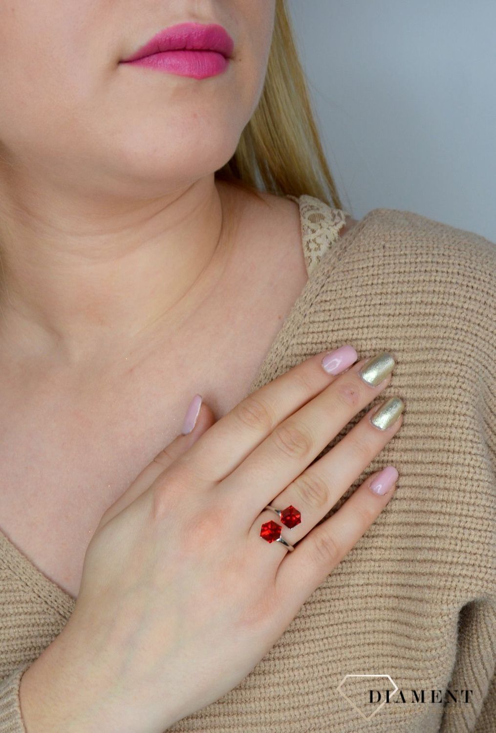 Pierścionek z czerwonym kamieniem Swarovskiego P48416PSI. Naszyjnik srebrny 'Bogata kobieta' prezent dla mamy. Naszyjnik z zielonym kryształem. Srebrne Naszyjniki Damskie w Sklepie z Biżuterią zegarki-diament.pl..jpg