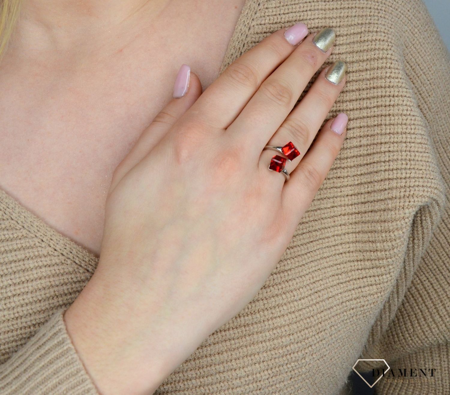 Pierścionek z czerwonym kamieniem Swarovskiego P48416PSI. Naszyjnik srebrny 'Bogata kobieta' prezent dla mamy. Naszyjnik z zielonym kryształem. Srebrne Naszyjniki Damskie w Sklepie z Biżuterią zegarki-diament.pl..jpg