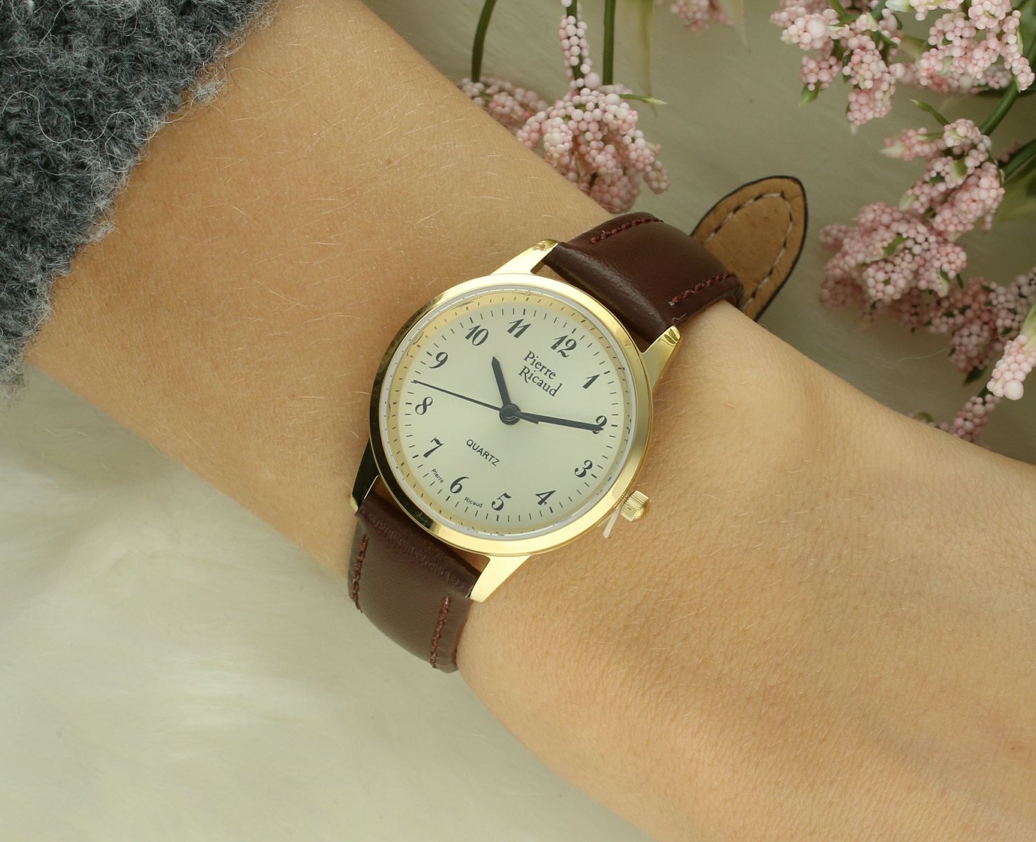 Zegarek damski PIERRE RICAUD P51090.1B21Q wyposażony jest w kwarcowy mechanizm, zasilany za pomocą baterii. Posiada bardzo wysoką dokładność mierzenia d w przeciągu 30 dni1.jpg