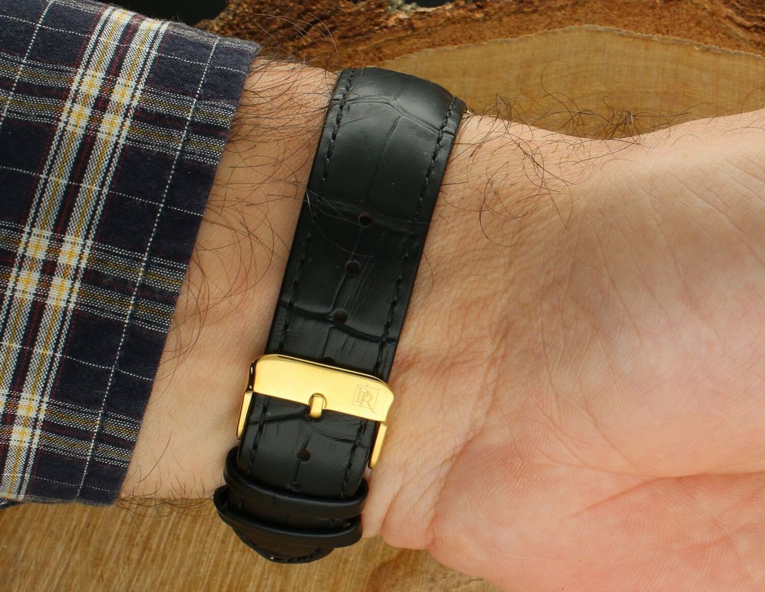 Pierre Ricaud P91022.1224Q – elegancki zegarek kwarcowy z czarną tarczą, złotą kopertą i paskiem ze skóry naturalnej. Szafirowe szkło, okienko datownika, odporność na zachlapania, 1.jpg