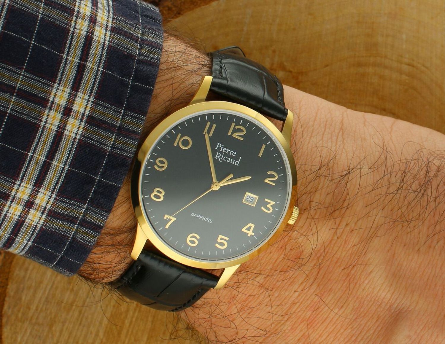 Pierre Ricaud P91022.1224Q – elegancki zegarek kwarcowy z czarną tarczą, złotą kopertą i paskiem ze skóry naturalnej. Szafirowe szkło, okienko datownika, odporność na zachlapania, 1.jpg