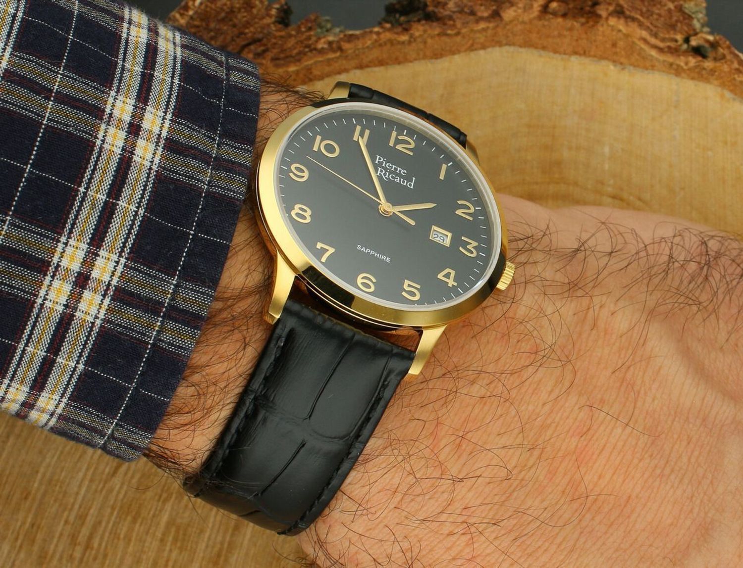 Pierre Ricaud P91022.1224Q – elegancki zegarek kwarcowy z czarną tarczą, złotą kopertą i paskiem ze skóry naturalnej. Szafirowe szkło, okienko datownika, odporność na zachlapania, 1.jpg