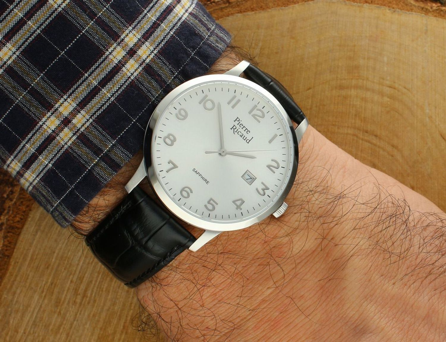 Pierre Ricaud P91022.5223Q – elegancki zegarek kwarcowy z srebrną tarczą i kopertą, paskiem ze skóry naturalnej, szafirowym szkłem i okienkiem datownika. Gwarancja 2 lata.1.jpg