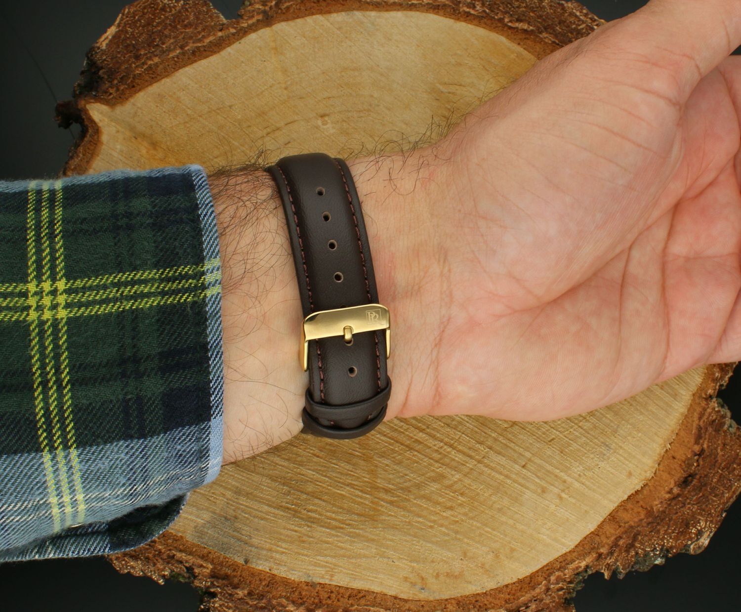 Elegancki męski zegarek na brązowym pasku ze złotymi detalami i szafirowym szkłem.jpg