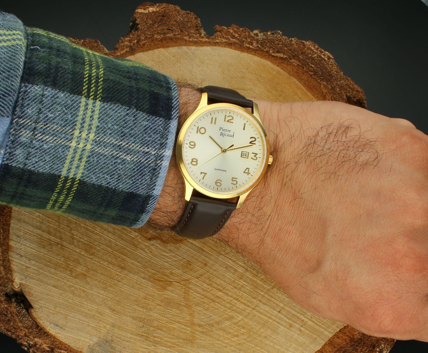 Elegancki męski zegarek na brązowym pasku ze złotymi detalami i szafirowym szkłem.jpg