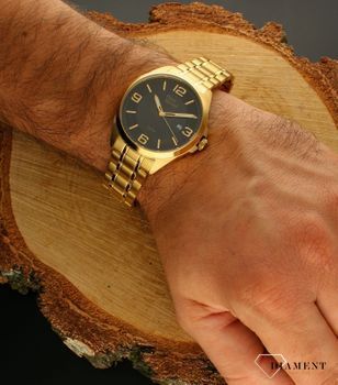 Zegarek męski na bransolecie Pierre Ricaud P91073.1156Q Tarcza zegarka w kolorze czarnym z złotymi głównymi cyframi arabskimi zapewnia przejrzysty i nowoczesny wygląd. Wskazówki w tym modelu są koloru złotego. Bardzo duża wodo (1).jpg