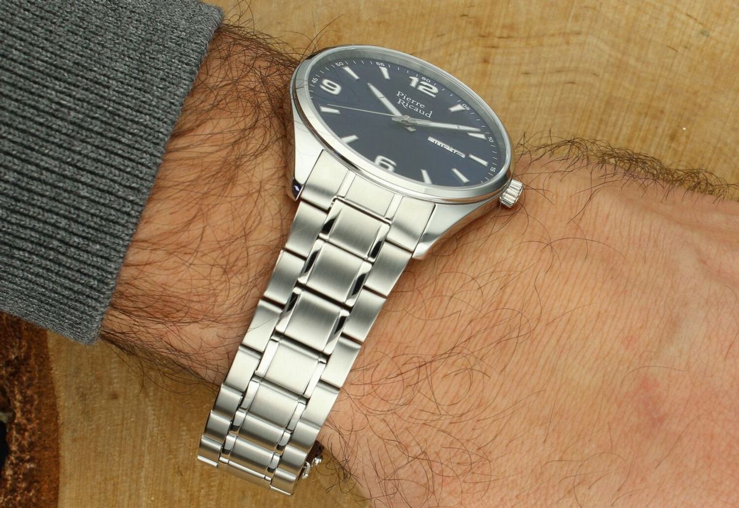 Poznaj męski zegarek Pierre Ricaud P91107.5155Q Gent Watch Classic – połączenie elegancji i funkcjonalności. Granatowa tarcza, szafirowe szkło, mechanizm Seiko Epson i stalowa bransoleta1.jpg