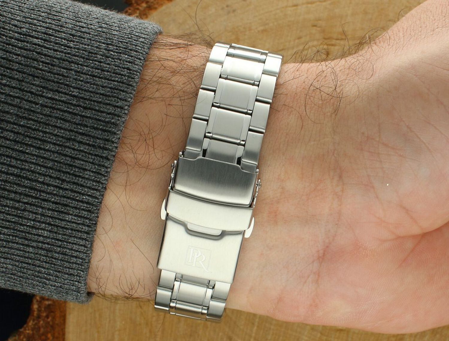 Poznaj męski zegarek Pierre Ricaud P91107.5155Q Gent Watch Classic – połączenie elegancji i funkcjonalności. Granatowa tarcza, szafirowe szkło, mechanizm Seiko Epson i stalowa bransoleta1.jpg