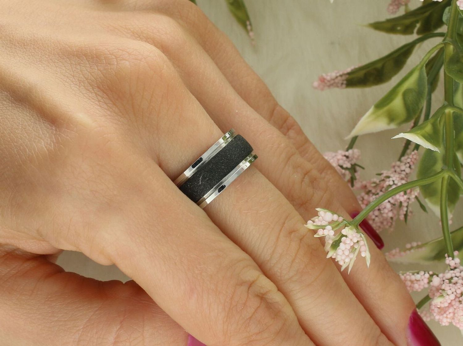 Nowoczesna stalowa obrączka PA014 z czarnym pasem brokatu. Trwała, stylowa, o wadze 7,04 g. Idealna na co dzień i na prezent.1.jpg