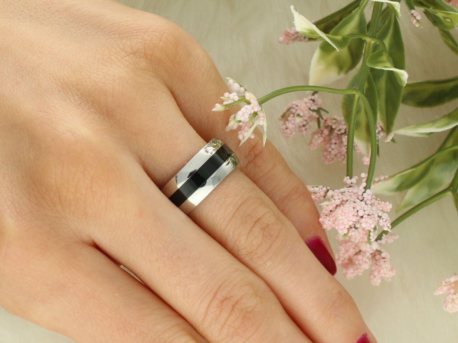 Elegancka obrączka stalowa PA015 z czarnym paskiem przez środek, waga 5,74 g. Nowoczesny, trwały i minimalistyczny design idealny na ślub lub zaręczyny.1.jpg