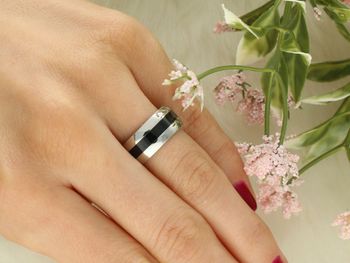 Elegancka obrączka stalowa PA015 z czarnym paskiem przez środek, waga 5,74 g. Nowoczesny, trwały i minimalistyczny design idealny na ślub lub zaręczyny.2.jpg