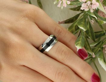 Elegancka obrączka stalowa PA015 z czarnym paskiem przez środek, waga 5,74 g. Nowoczesny, trwały i minimalistyczny design idealny na ślub lub zaręczyny.3.jpg