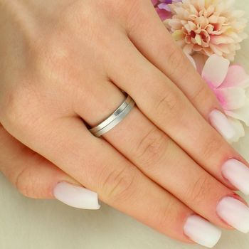 Obrączka stalowa mat i połysk 4 mm – nowoczesna, hipoalergiczna PA017 (2).jpg
