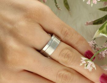 Nowoczesna stalowa obrączka PA050 o szerokości 8 mm z delikatnym nacięciem. Trwała, elegancka, waga 6,55 g. Idealna na co dzień i na prezent.2.jpg
