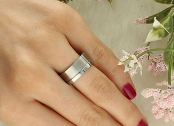 Nowoczesna stalowa obrączka PA050 o szerokości 8 mm z delikatnym nacięciem. Trwała, elegancka, waga 6,55 g. Idealna na co dzień i na prezent.3.jpg