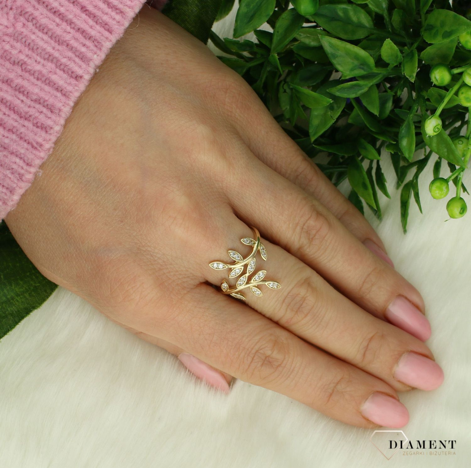 Złoty pierścionek damski 585 listki z cyrkoniami PAR0367. Złoty pierścionek damski. Złoty pierścionek z listkami. Nowoczesny złoty pierścionek dla kobiety. Damski złoty pierścionek z listkami na prezent..jpg