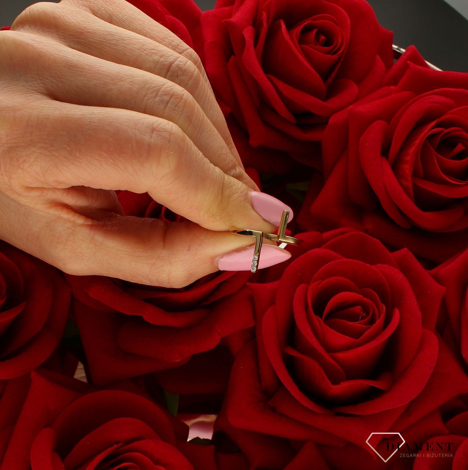 Złoty pierścionek damski 333 Otwarta kompozycja PAR1085G8K. Niepołączony pierścionek złoty. Otwarty pierścionek. Rozłączony pierścionek. Pierścionek z przerwą.  Świetnie się sprawdzi na prezent z okazji uro.jpg