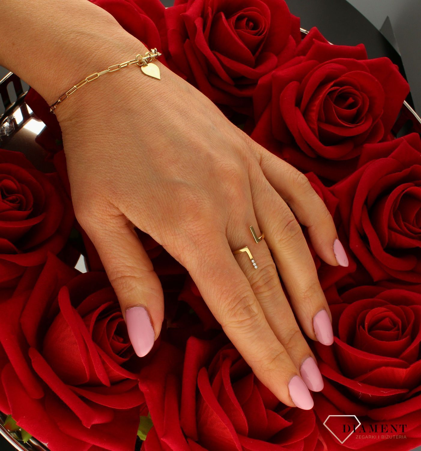 Złoty pierścionek damski 333 Otwarta kompozycja PAR1085G8K. Niepołączony pierścionek złoty. Otwarty pierścionek. Rozłączony pierścionek. Pierścionek z przerwą.  Świetnie się sprawdzi na prezent z okazji uro.jpg