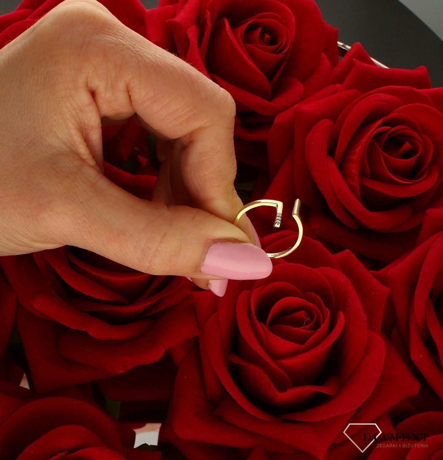 Złoty pierścionek damski 333 Otwarta kompozycja PAR1085G8K. Niepołączony pierścionek złoty. Otwarty pierścionek. Rozłączony pierścionek. Pierścionek z przerwą.  Świetnie się sprawdzi na prezent z okazji uro.jpg