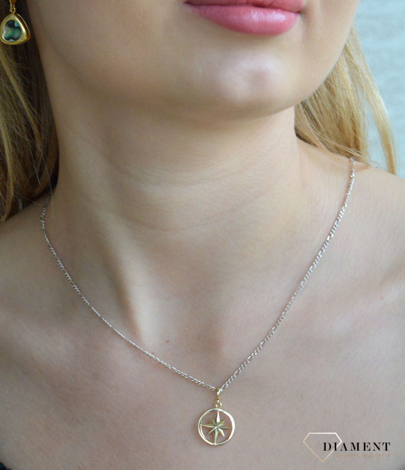 Złota zawieszka 585 gładka róża wiatrów PAZ0020. Złota zawieszka damska. Złoty wisiorek do łańcuszka. Zawieszka złota róża wiatrów. Złota zawieszka róża wiatrów na prezent..jpg