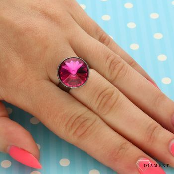 Srebrny pierścionek z kryształem Swarovskiego w kolorze różowym PB1122F. Zjawiskowy srebrny pierścionek z kamieniem Swarovskiego w kolorze fuksji (1).jpg