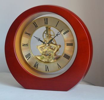 Zegar kominkowy Adler PC041CH w drewnianej wiśniowej obudowie. Złota tarcza z rzymskimi cyframi, widoczny mechanizm kwarcowy (3).JPG