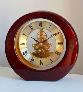 Zegar kominkowy Adler PC041CH w drewnianej obudowie ciemnej wiśni. Złota tarcza z rzymskimi cyframi, widoczny mechanizm kwarcowy, precyzyjny chód  (2).JPG