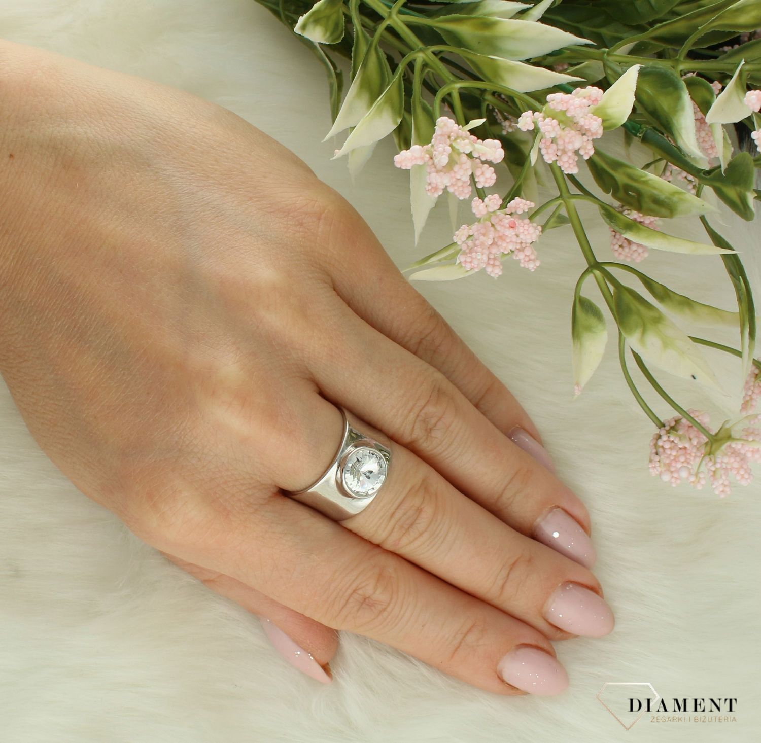 Szeroki srebrny pierścionek damski 925 Swarovski Crystal PD1122SS39C . Srebrny pierścionek damski. Srebrny pierścionek szeroki. Pierścionek srebrny szeroki z cyrkonią. Srebrny pierścionek na prezent.8.jpg
